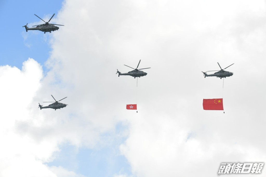 飛行服務隊兩架直升機分別懸掛國旗及區旗。