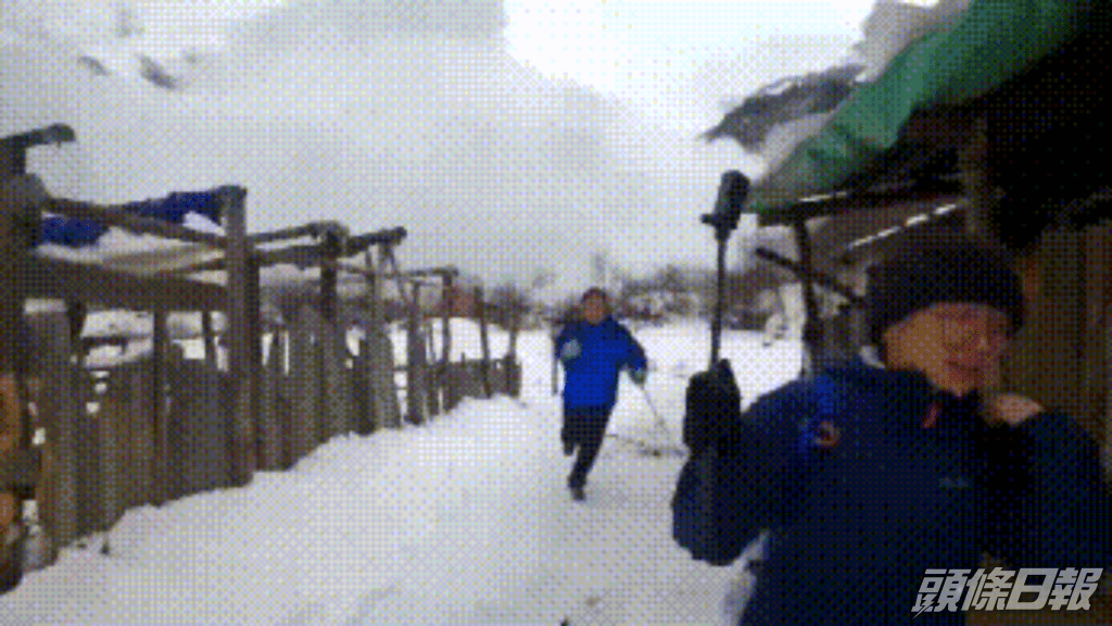 兩名男子在雪崩的反方向奔跑。網圖