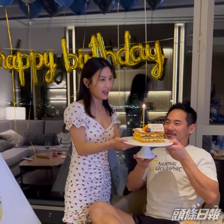 Coffee做生日女神向老公送上蛋糕。