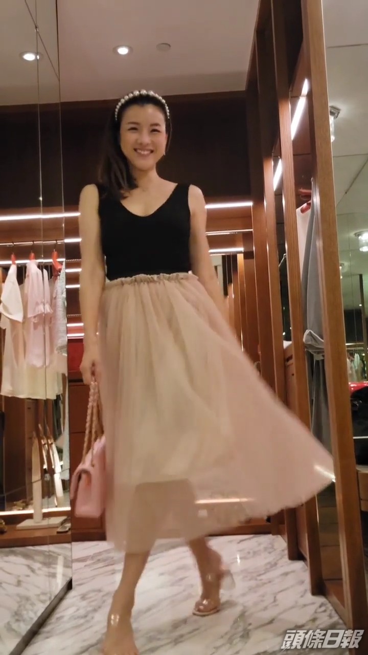 穿上紗裙，少女味十足。