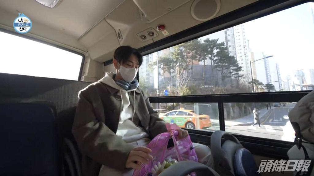 爆紅後的南潤壽依舊愛以巴士代步。