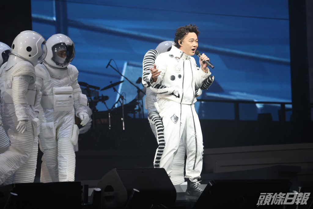 陳奕迅與十多位太空人舞者載歌載舞，。