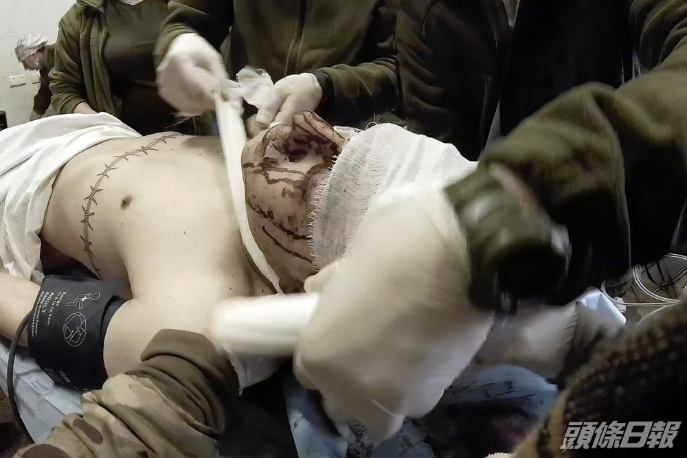 女軍醫拍下的片紀錄了為烏克蘭馬里烏波爾一名受傷軍人頭部包紮。AP