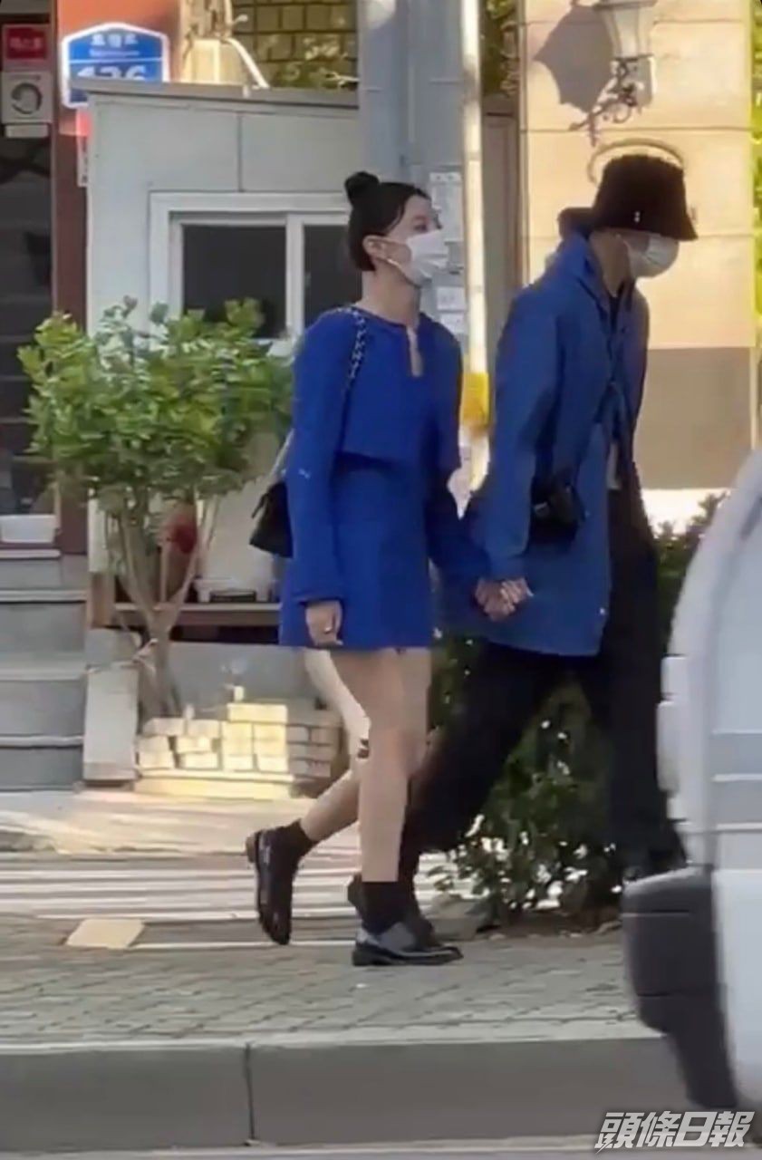 網上流傳姜昇潤與女友拖手的照片。