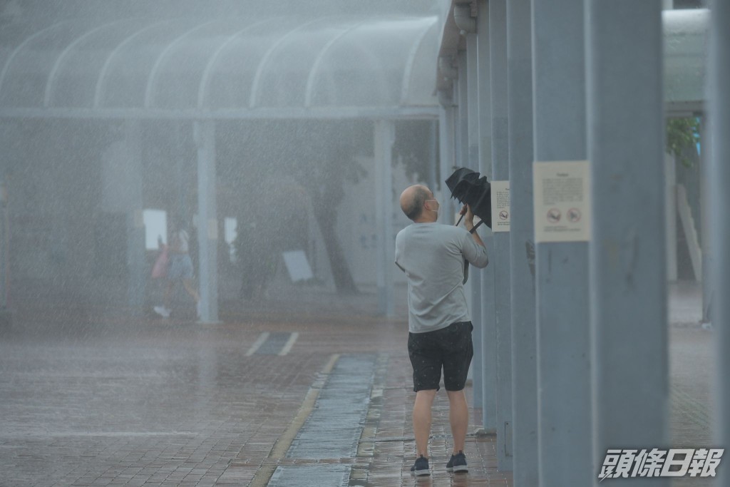 有市民冒雨跑步。