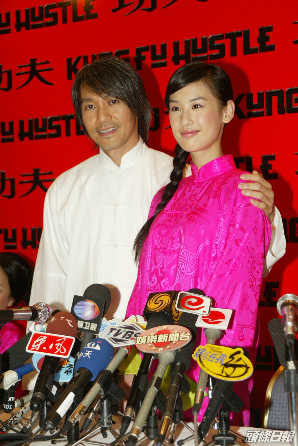 黃聖依2004年於周星馳電影《功夫》中飾演啞女一角成名。