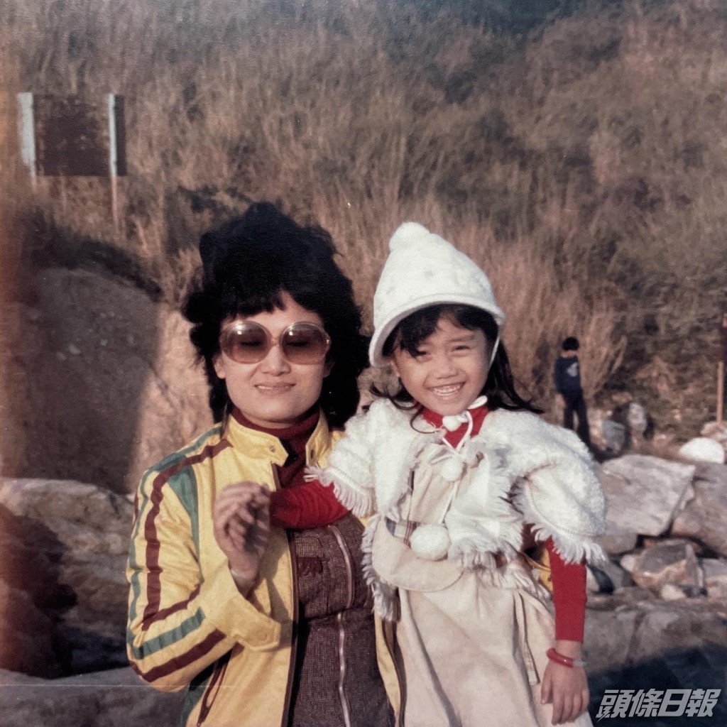 彭秀慧在IG Story貼出多貼與母親的舊照。