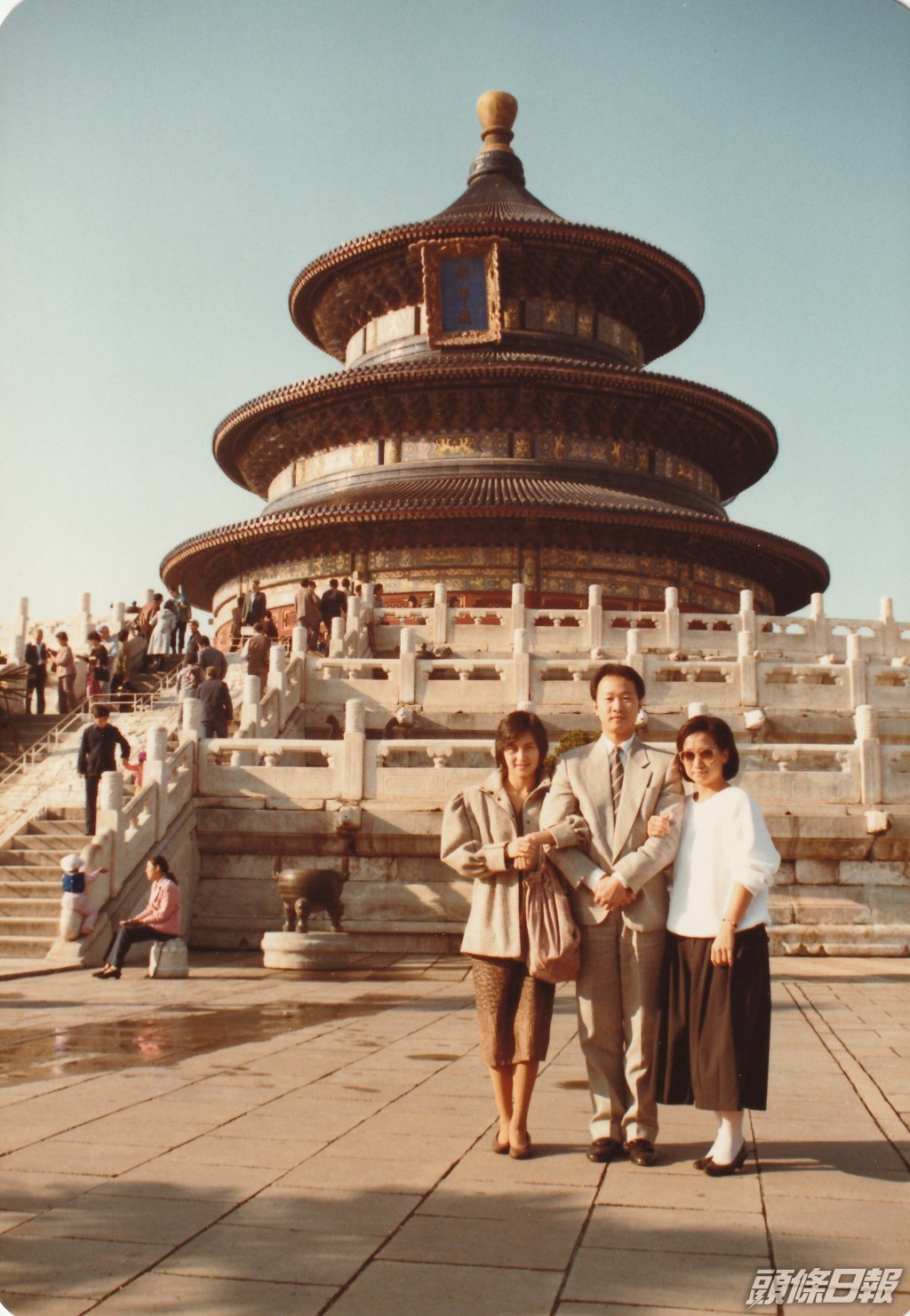 1986年何超瓊（左）初次踏足北京，參觀了天安門、頤和園、天壇及長城。