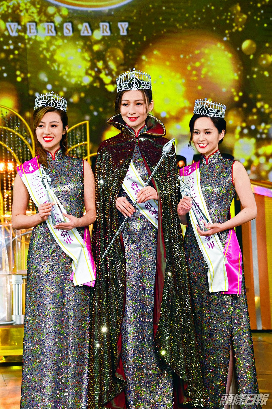 《2022香港小姐競選》三甲名單出爐，14號梁超怡繼「最上鏡小姐」之後，再下一城獲選季軍；4號許子萱則成為三料亞軍，冠軍則是8號林鈺洧奪得。
