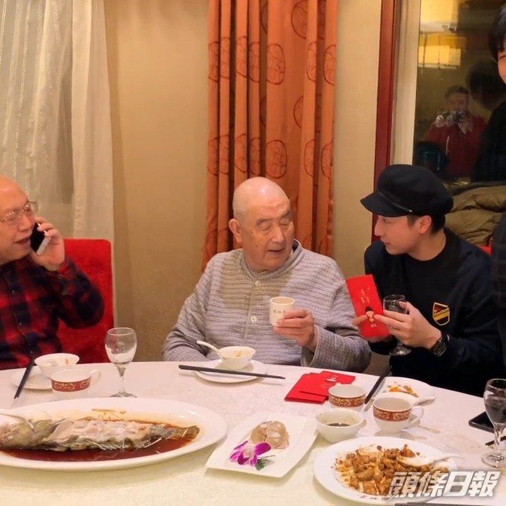 當時還向外公逗利是。