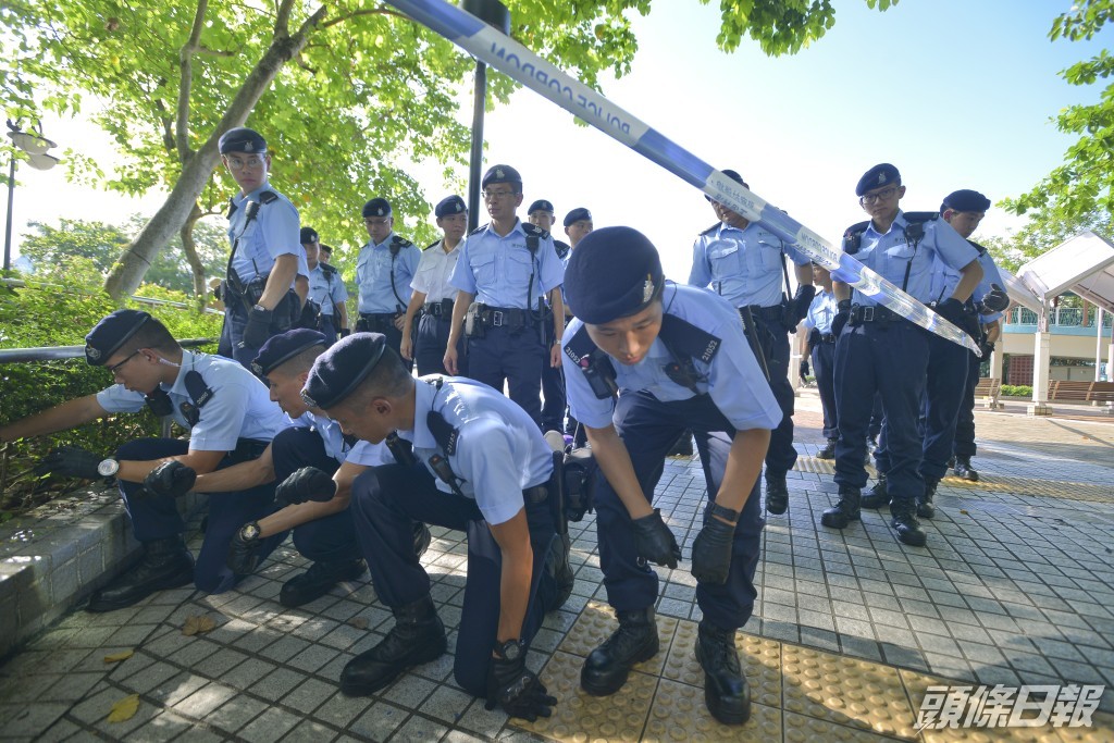 警方於鰂魚涌公園進行地氈式搜索。資料圖片