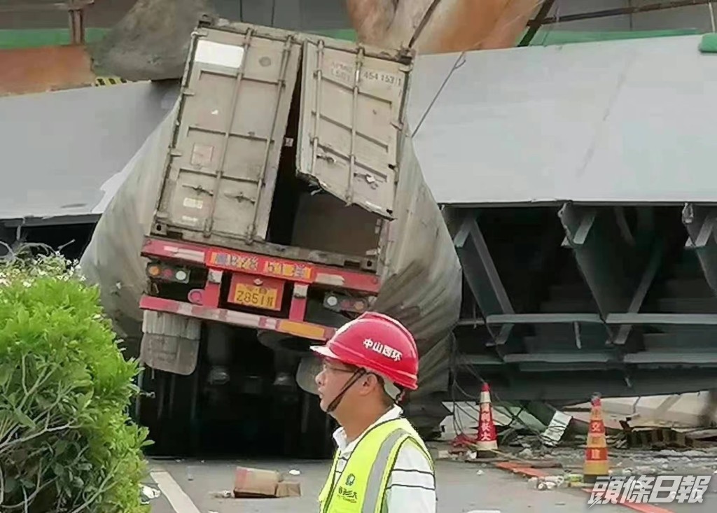 大橋組件砸毀一輛貨車。網上圖片