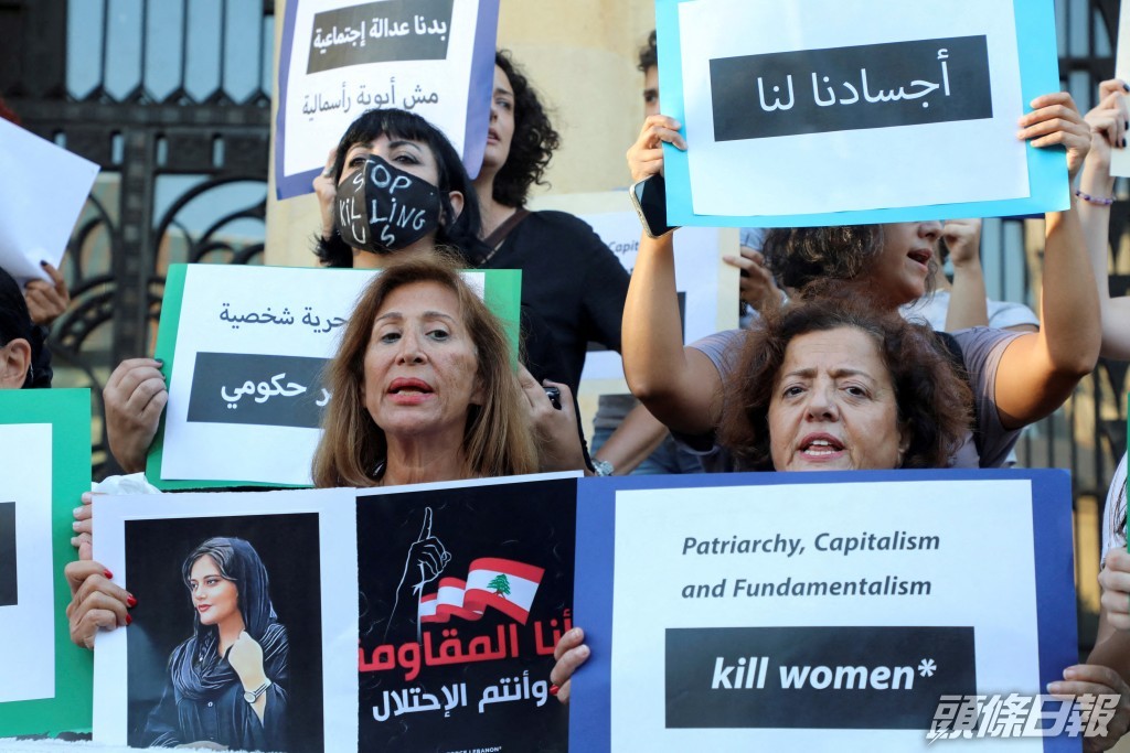 在黎巴嫩貝魯特有人手持阿米尼相片上街示威。AP