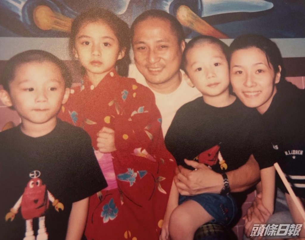 湯鎮業1993年與姜坤結婚，同年誕下大女湯愛嘉。