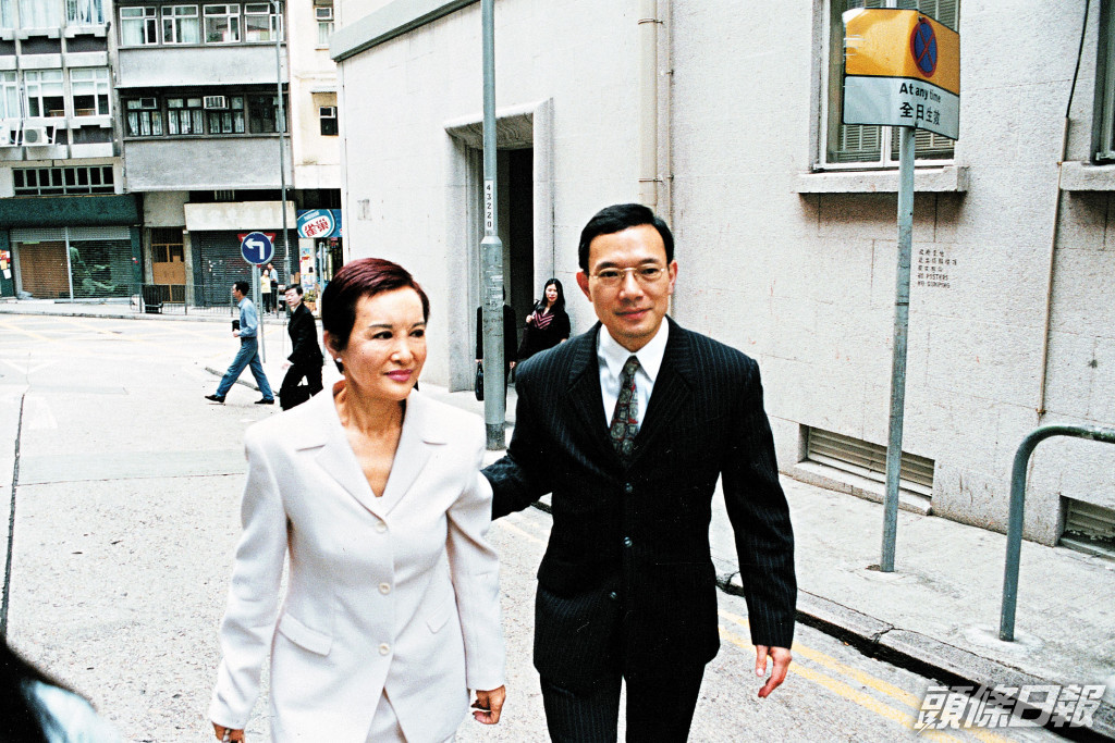 白韻琹與比她小15歲的謝偉俊1989年相戀同居，1997年結婚。