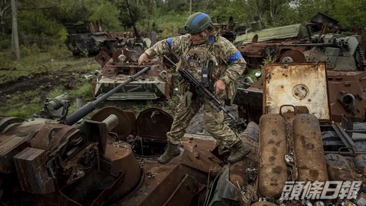 俄軍在近期烏東戰場遭遇失利，有軍車等備被炸毀。AP圖片