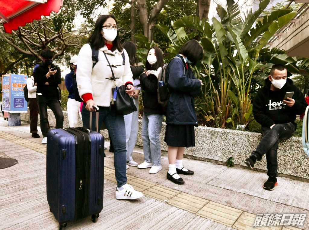 有市民帶同行李到檢測站檢測。盧江球攝