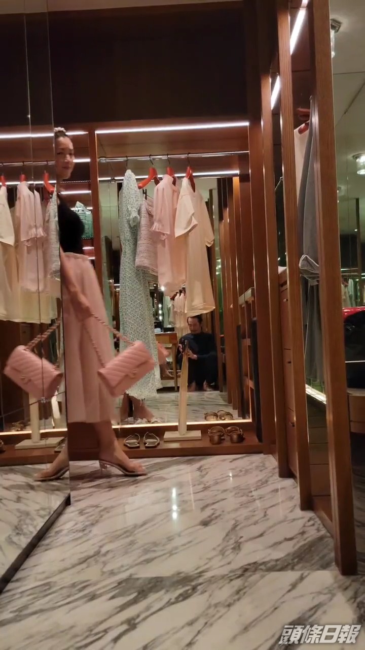 出名錫老婆的陳豪，屈着身體坐在地上幫老婆拍片。