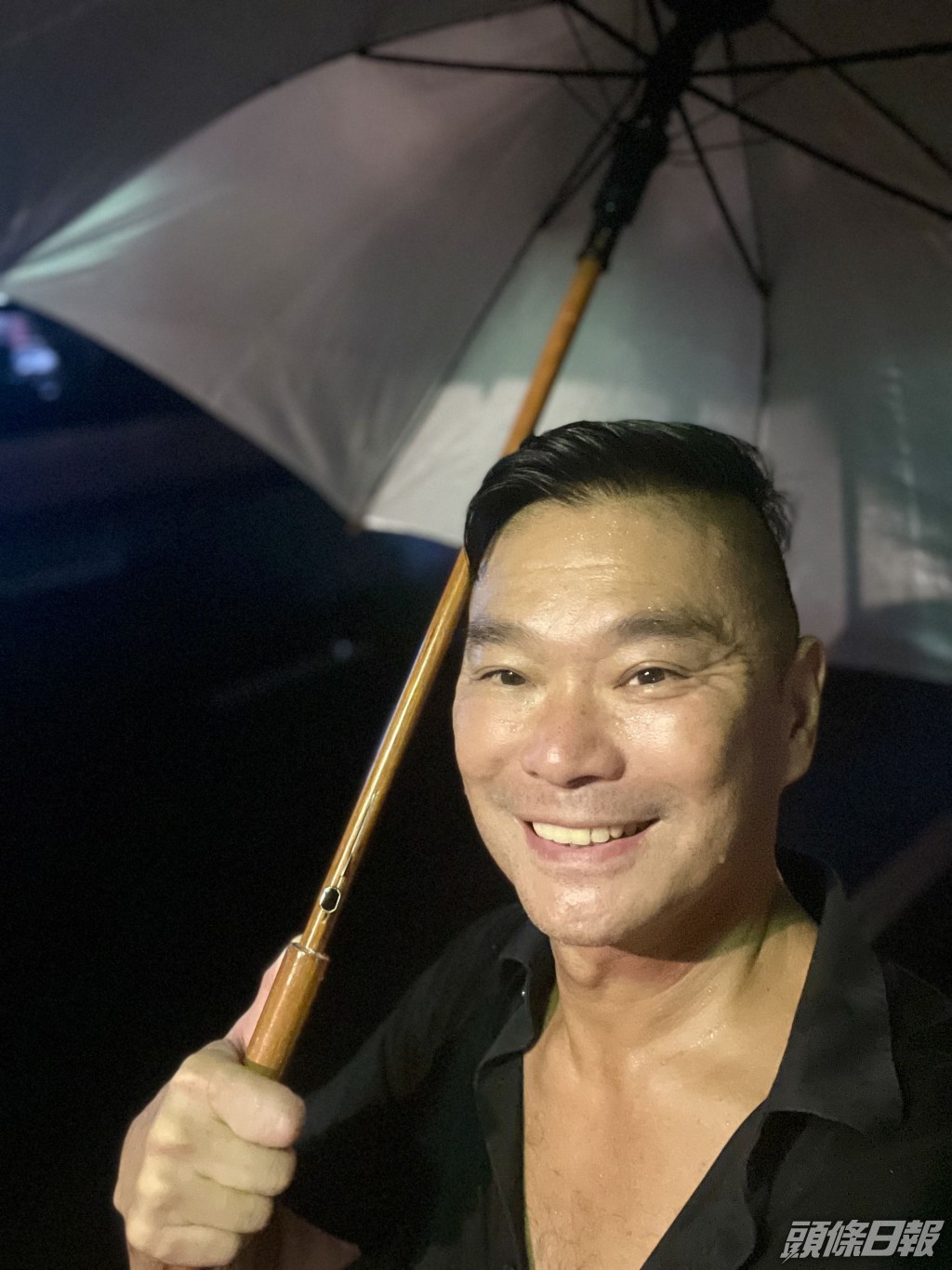 深夜大雨滂沱,持傘於偏僻地方散步。
