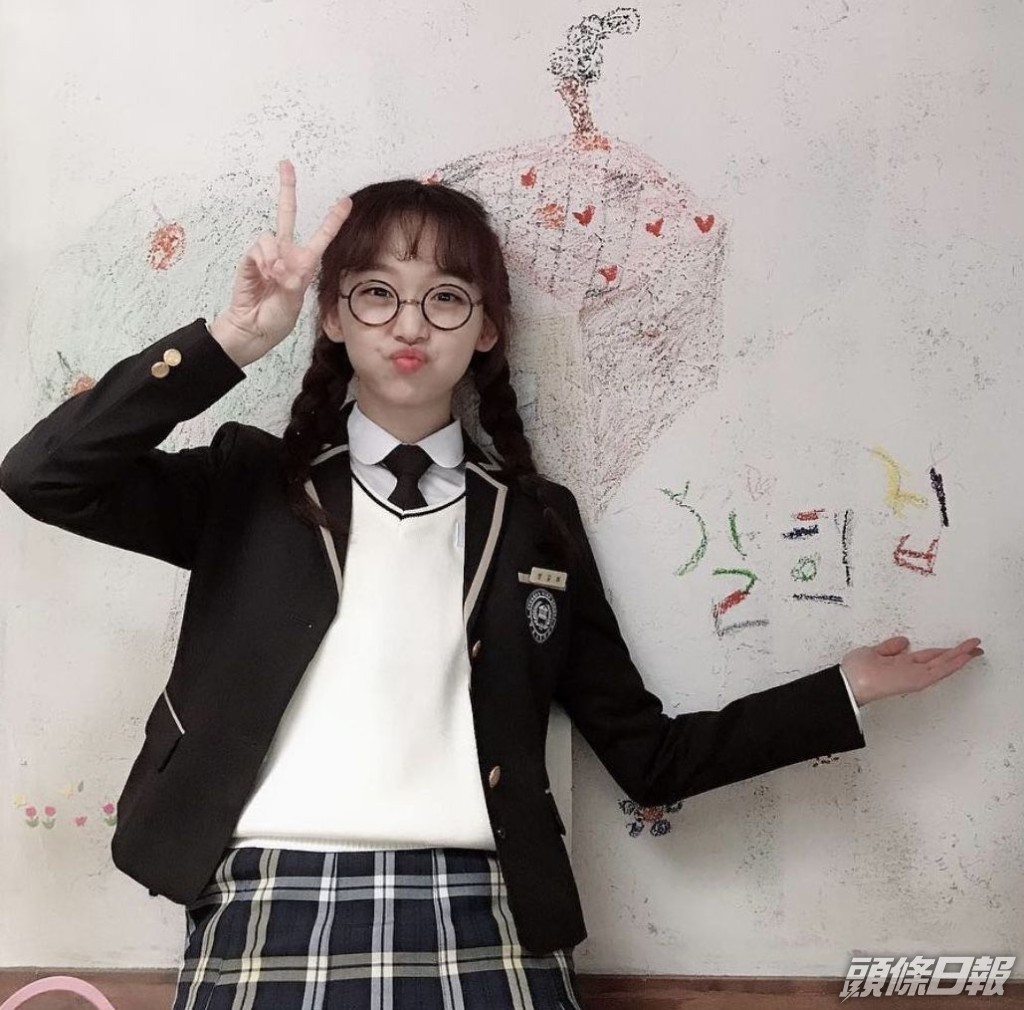 童顏美人秦基周著起校服毫無違和感。