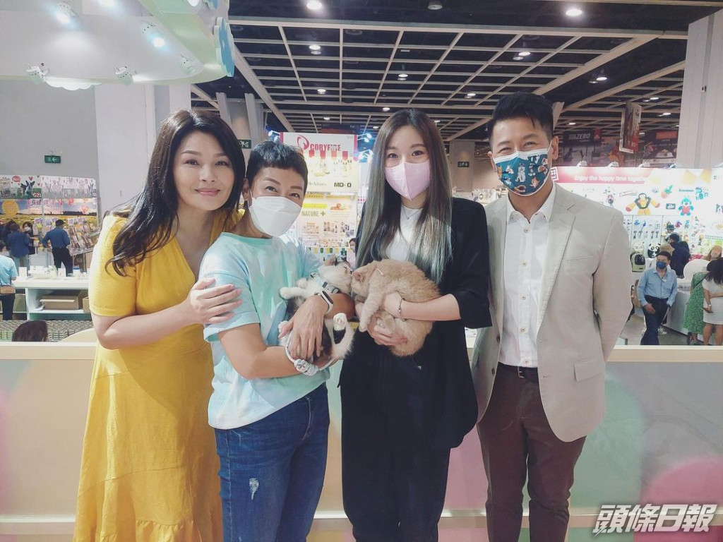 （左起）嚴淑明、文佩玲、陳薔天及蔡國威出席寵物展。