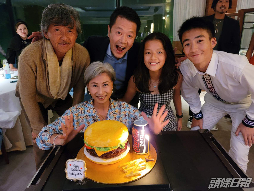 葉蒨文與一班好友慶祝61歲生日。