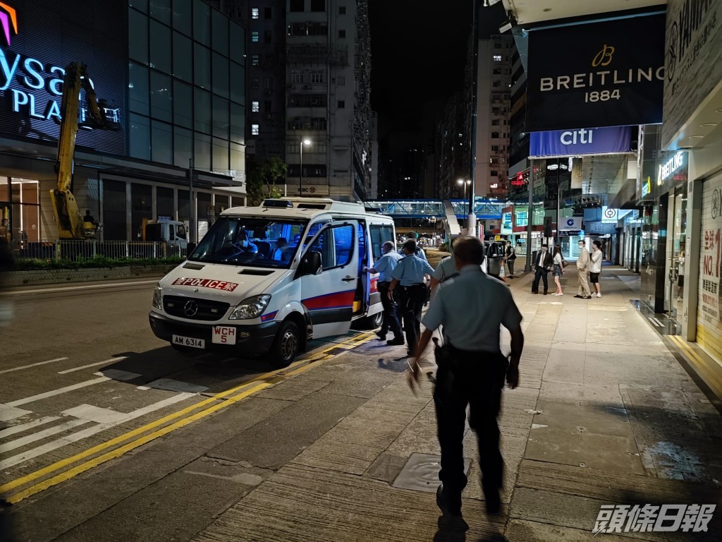 警方於銅鑼灣突擊巡查酒牌場所。警方圖片