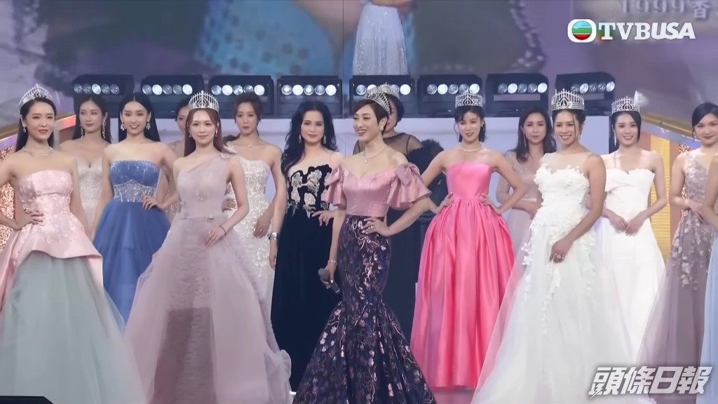 樊亦敏連同其餘56位昔日參選港姐的女星上台，場面壯觀。