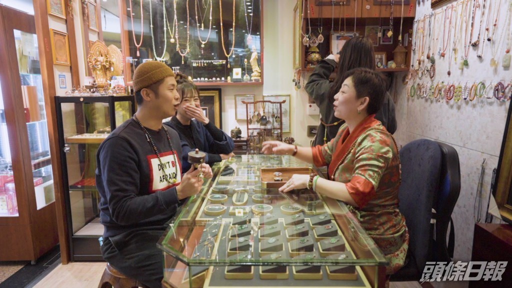 奶仔同Sharlene訪問專賣西藏玉器的Tashi。