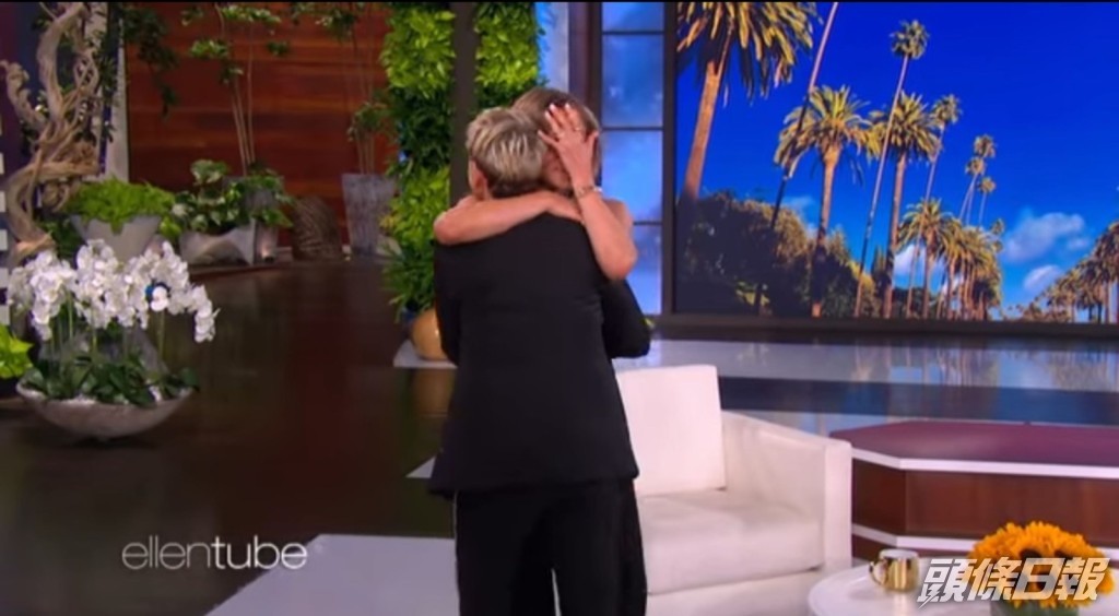 珍妮花安妮絲頓現身，與Ellen擁抱，兩人都感動落淚。