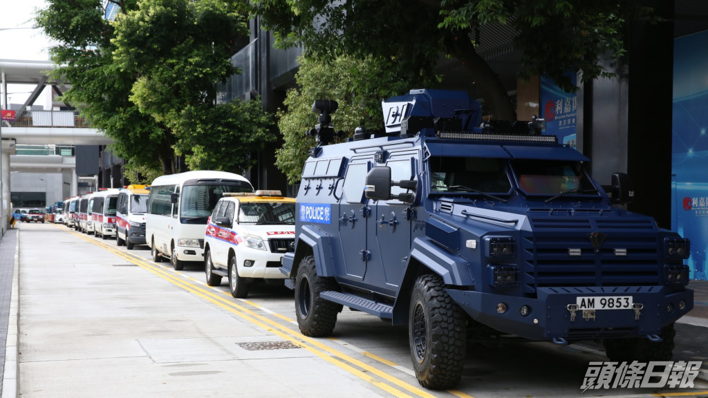 警方出動劍齒虎裝甲車在會展一帶巡邏。劉漢權攝