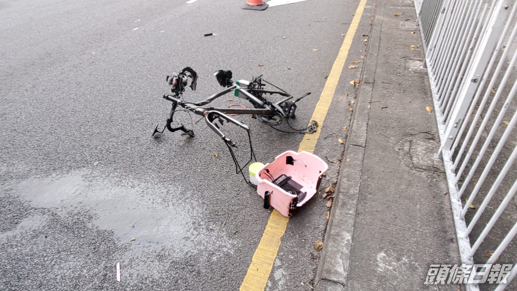 被撞單車拋到路邊，嚴重毀爛，兩個車轆飛脫。