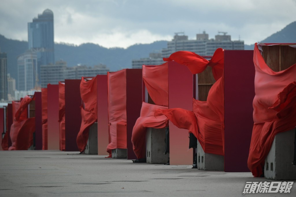 慶回歸活動的紅布被強風吹起。