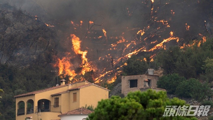 山火火勢蔓延至民居。路透社圖片
