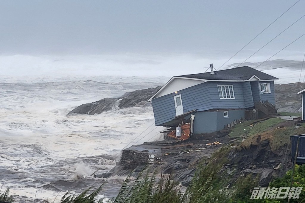 菲奧娜吹襲加拿大東部有民居被沖落海。REUTERS
