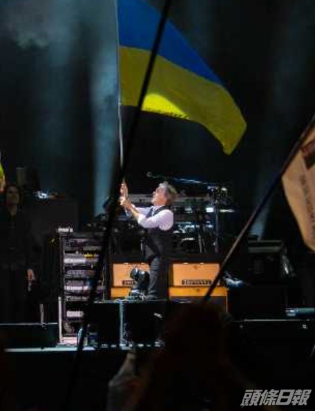 保羅揮舞烏克蘭國旗，表態支持這個備受俄軍攻擊的國家。
