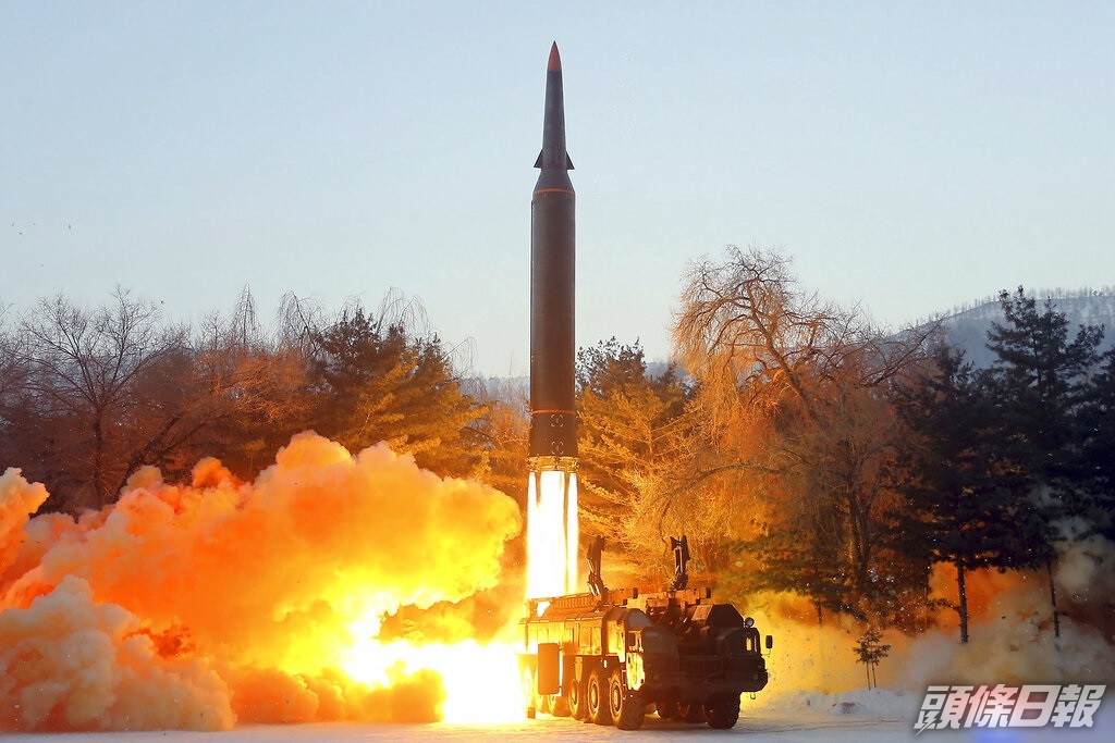 北韓周日從平壤順安一帶，朝東海陸續發射8枚短程彈道導彈。美聯社圖片