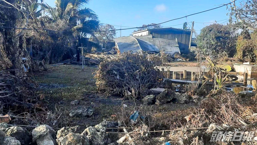 湯加首都努庫阿洛法現狀，街道和房屋損毀嚴重。新華社圖片