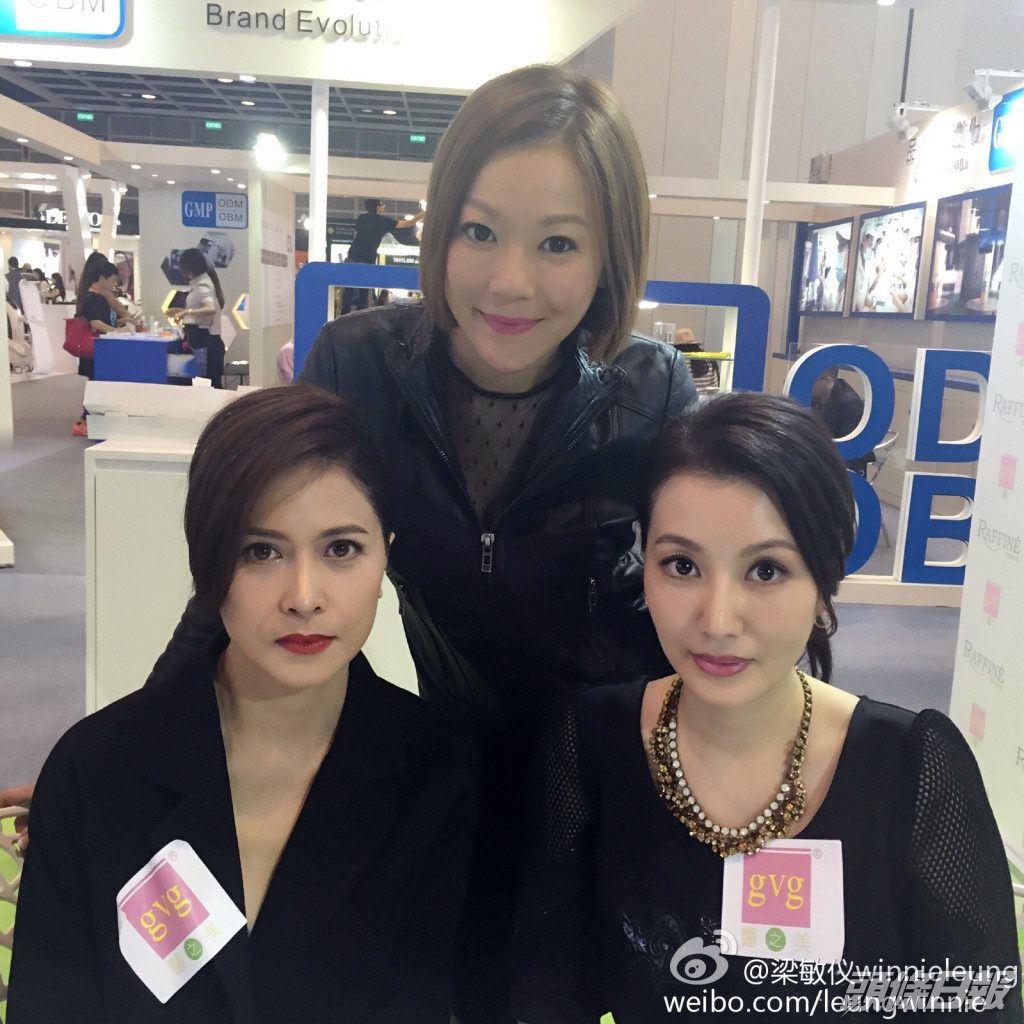 黃𨥈瑩（右）約滿TVB後，轉職美容行業。