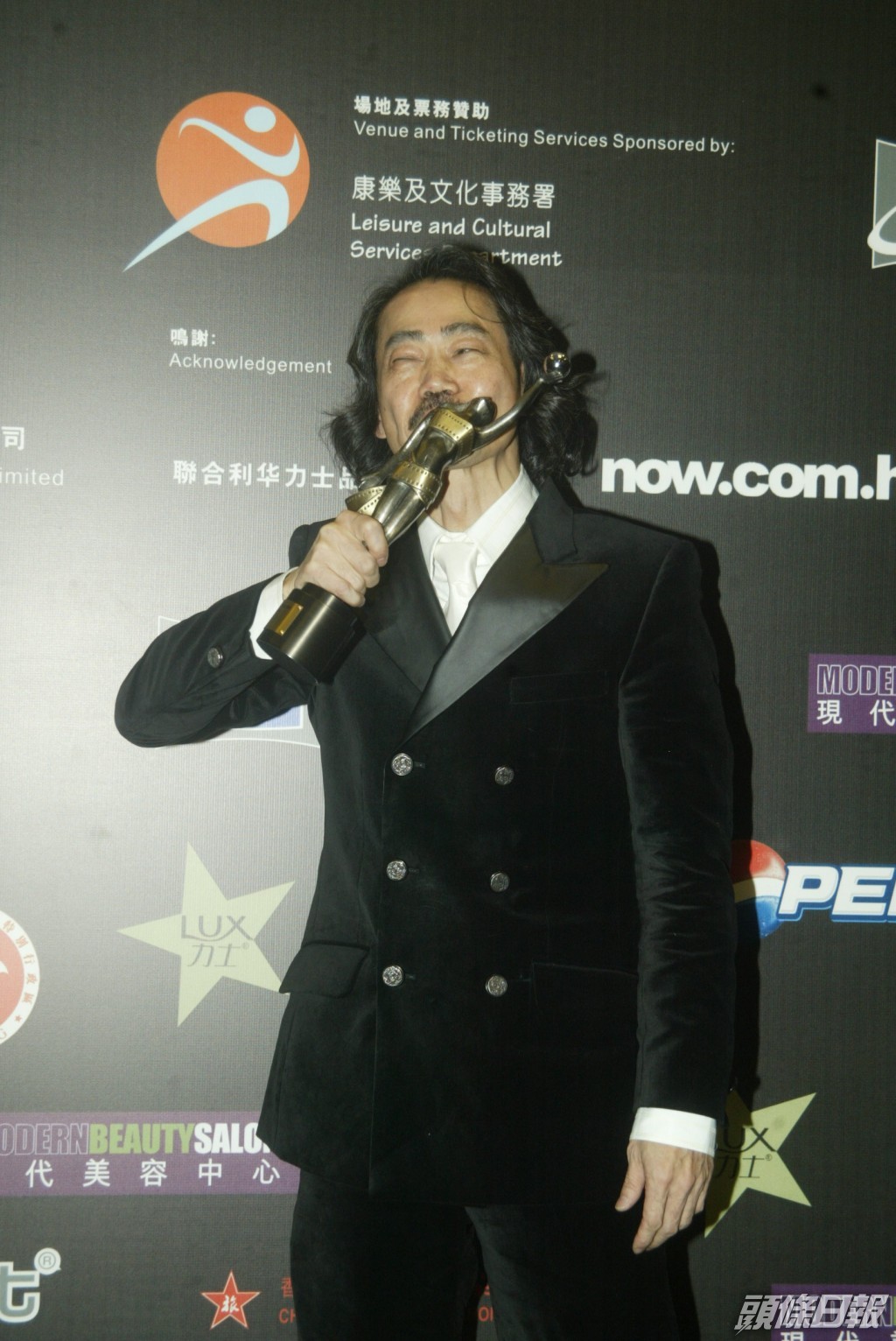 元華在周星馳電影《功夫》飾演「包租公」，更獲得2005年金像獎最佳男配角獎。