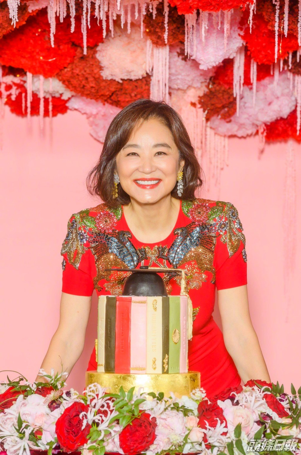 林青霞再換紅色連身裙，與另一蛋糕合照。​