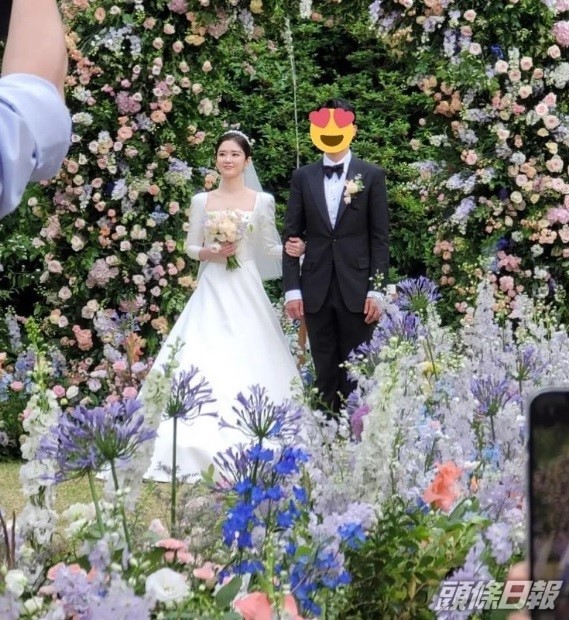 婚禮現場布置了各式鮮花，十分浪漫。