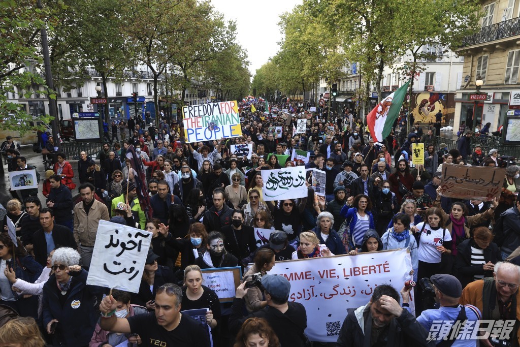 在巴黎示威者拉起標語及高口號。AP