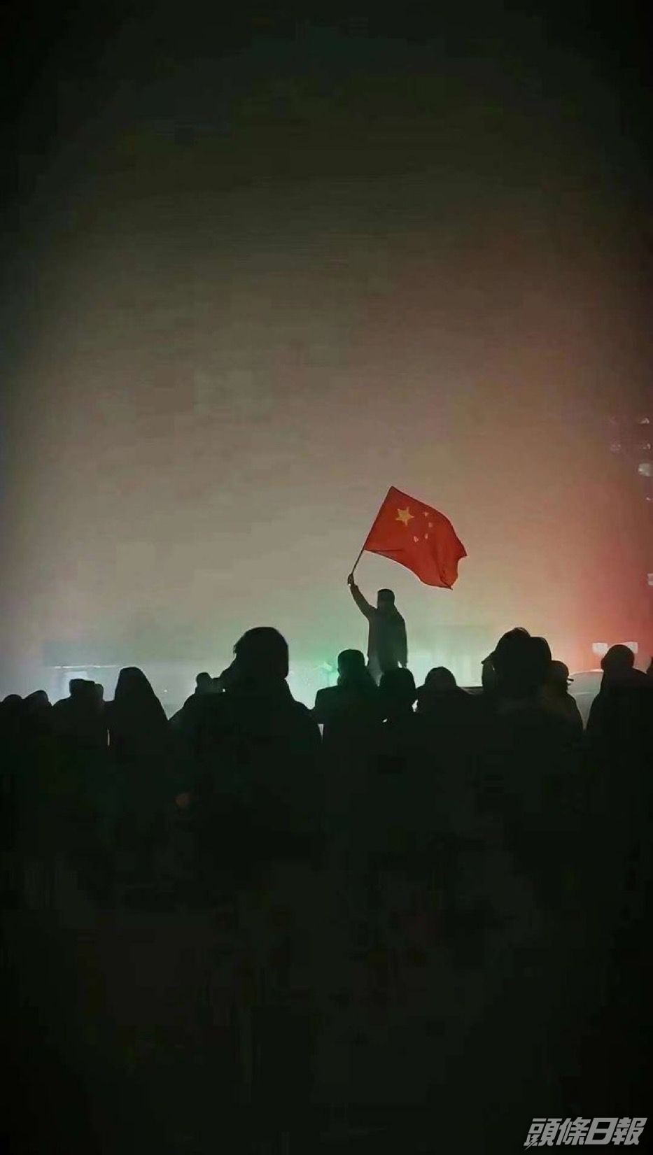 烏魯木齊有市民深夜舉國旗。