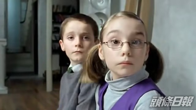 「吉百利」於2009年推出的「Eyebrow Dance」廣告，一男一女小朋友目無表情地擠眉，成為經典。