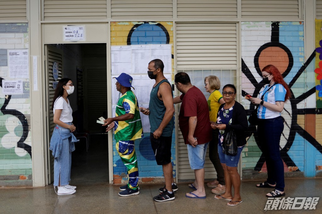 市民排隊進入投票。REUTERS
