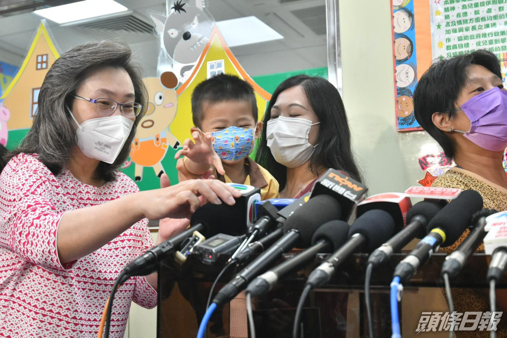 楊何蓓茵視察兒童接種疫苗。