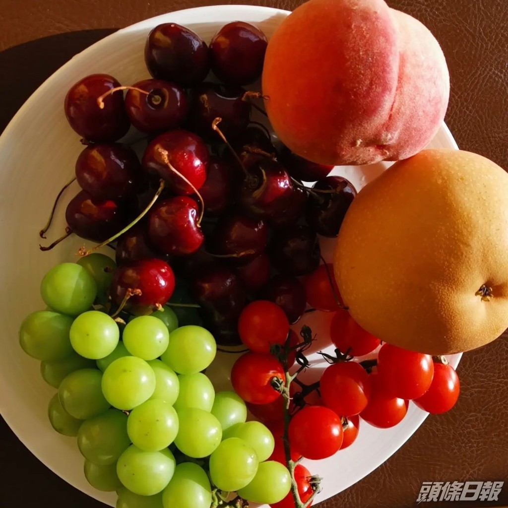 食住生果喺屋企曬太陽。