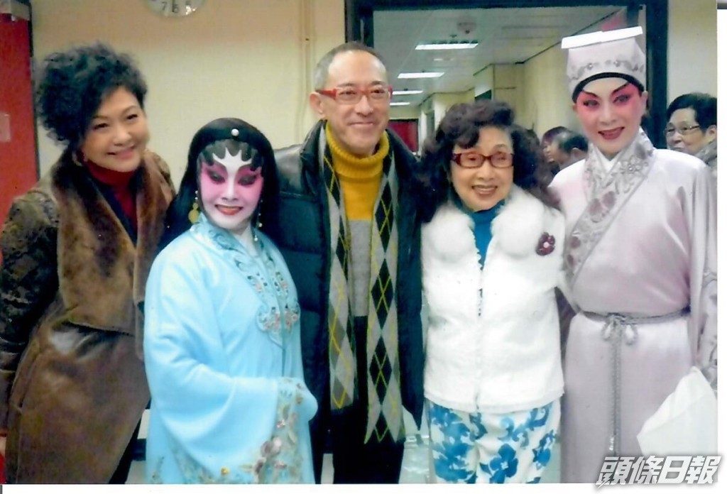 毛Sir同老婆胡美儀捧仙姐場。