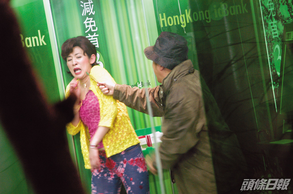 2002上映的《金雞》一幕，曾志偉在理財中心打劫吳君如。